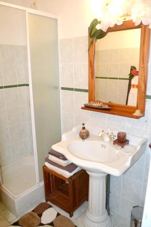 Spacious Seaview Haven: Deshaies Mountain Retreat 0*,  Guadeloupe